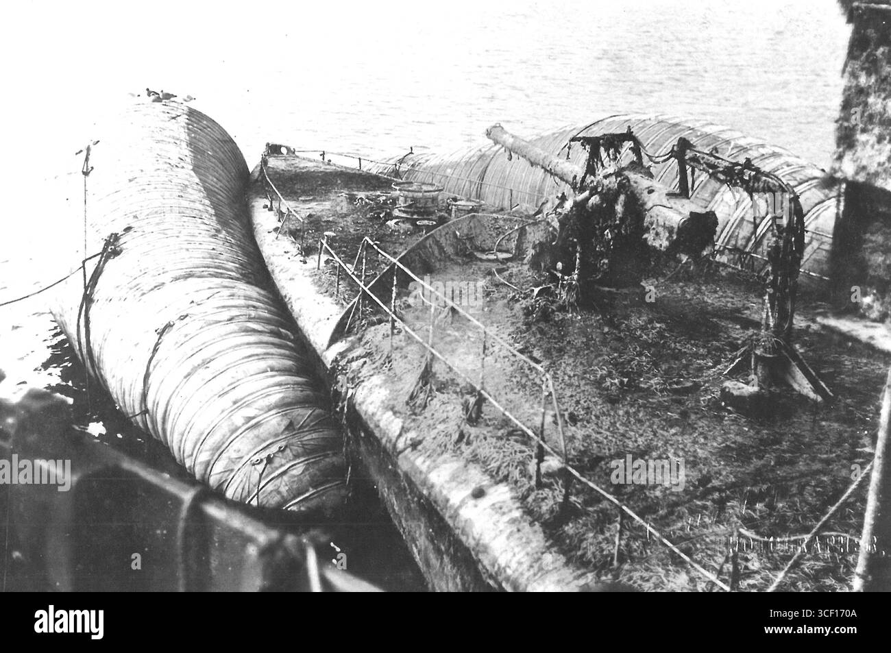 Un cacciatorpediniere tedesco collegato a palloncini noti come "cammelli" per scopi di salvataggio in un bacino di carenaggio, preso nel 1919. Foto Stock