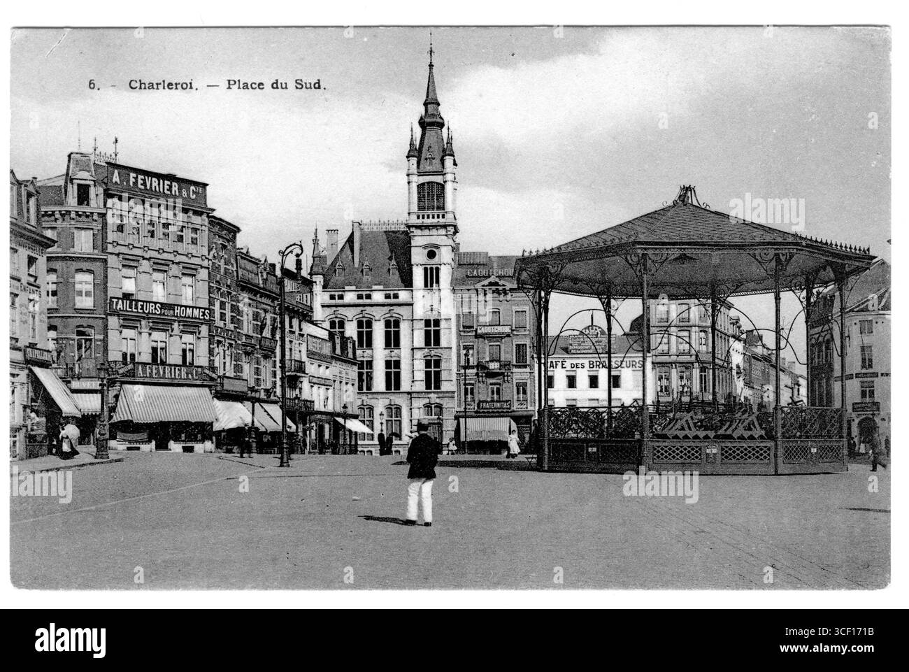 Una cartolina del 1914 circa raffigurante Place du Sud a Charleroi, Belgio. Questa immagine è scattata tra il completamento del Hôtel des Postes e Télégraphes nel 1911 e la scomparsa di un chiosco nel 1918. Foto Stock