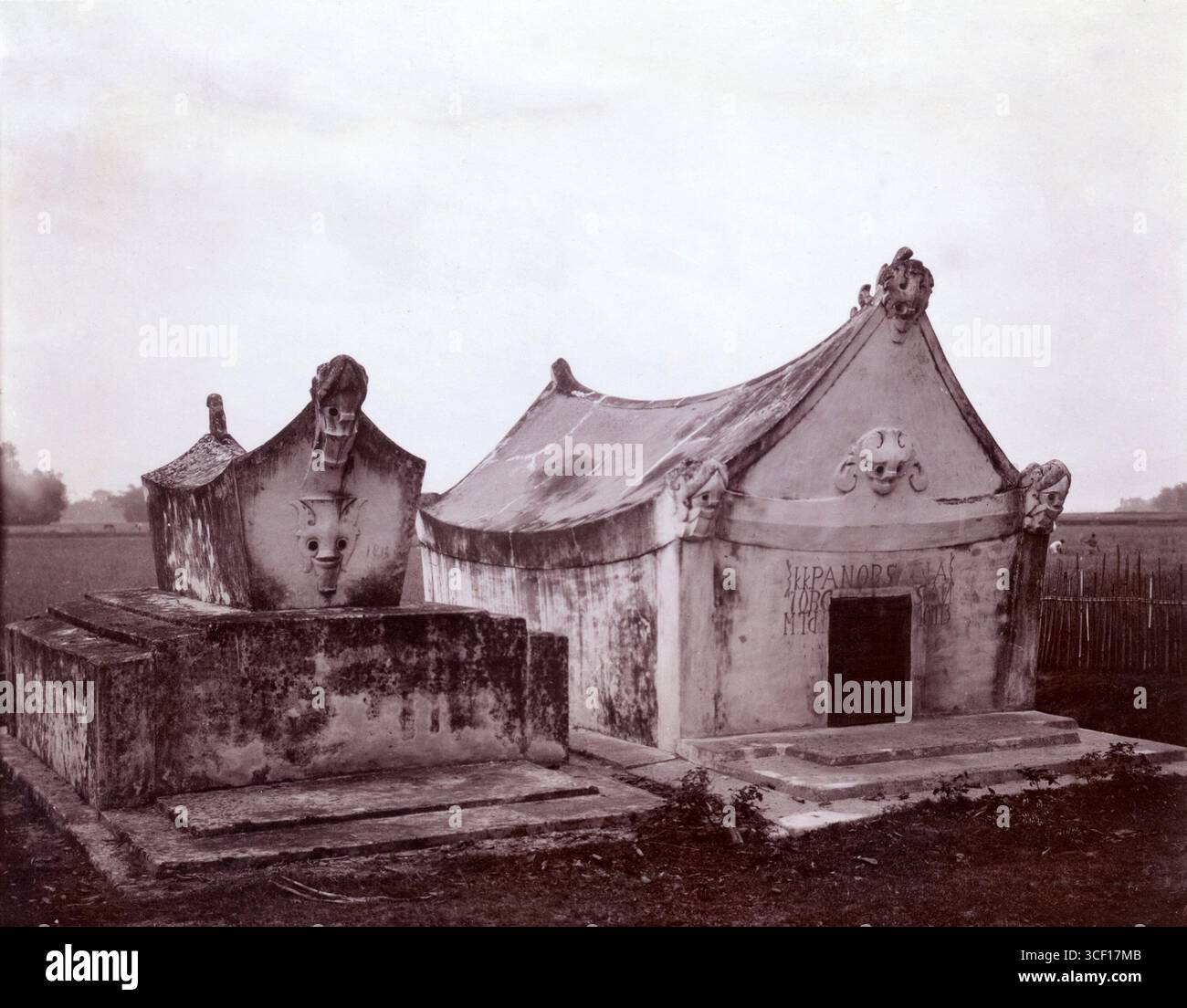 La foto mostra le tombe di Balige, situate nella residenza Tapanoeli a Sumatra. Questa regione fa parte di Sumatra settentrionale e risale alla fine del XIX secolo e all'inizio del XX secolo. Foto Stock