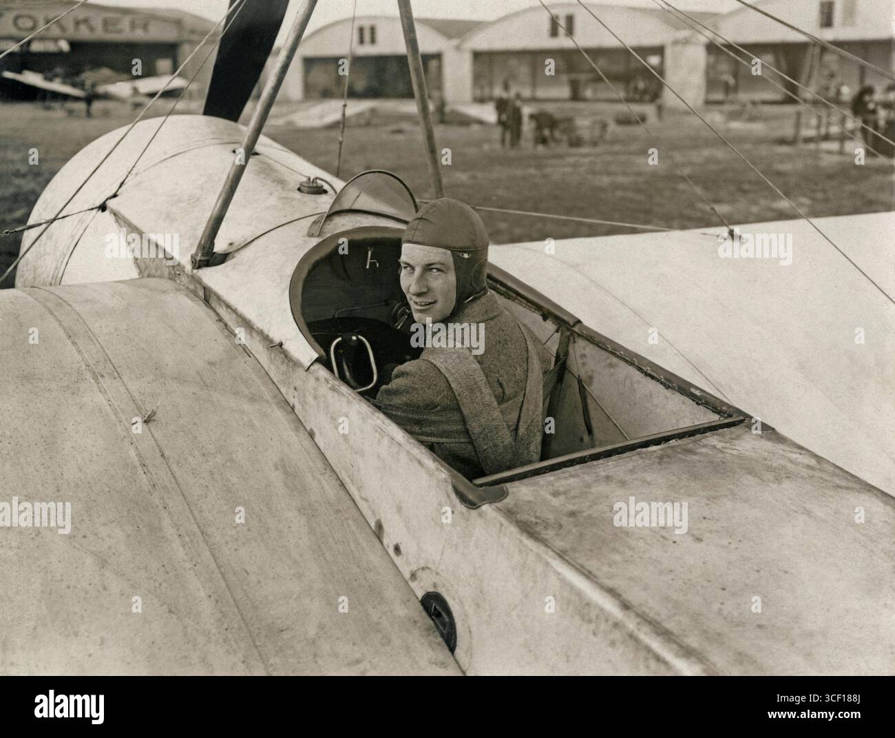 Nel 1914, l'aviatore olandese Anthony Fokker è raffigurato nel suo Fokker Eindecker, un aereo militare utilizzato durante la prima guerra mondiale. Fokker divenne una figura chiave nell'aviazione iniziale, specialmente nelle applicazioni militari. Foto Stock