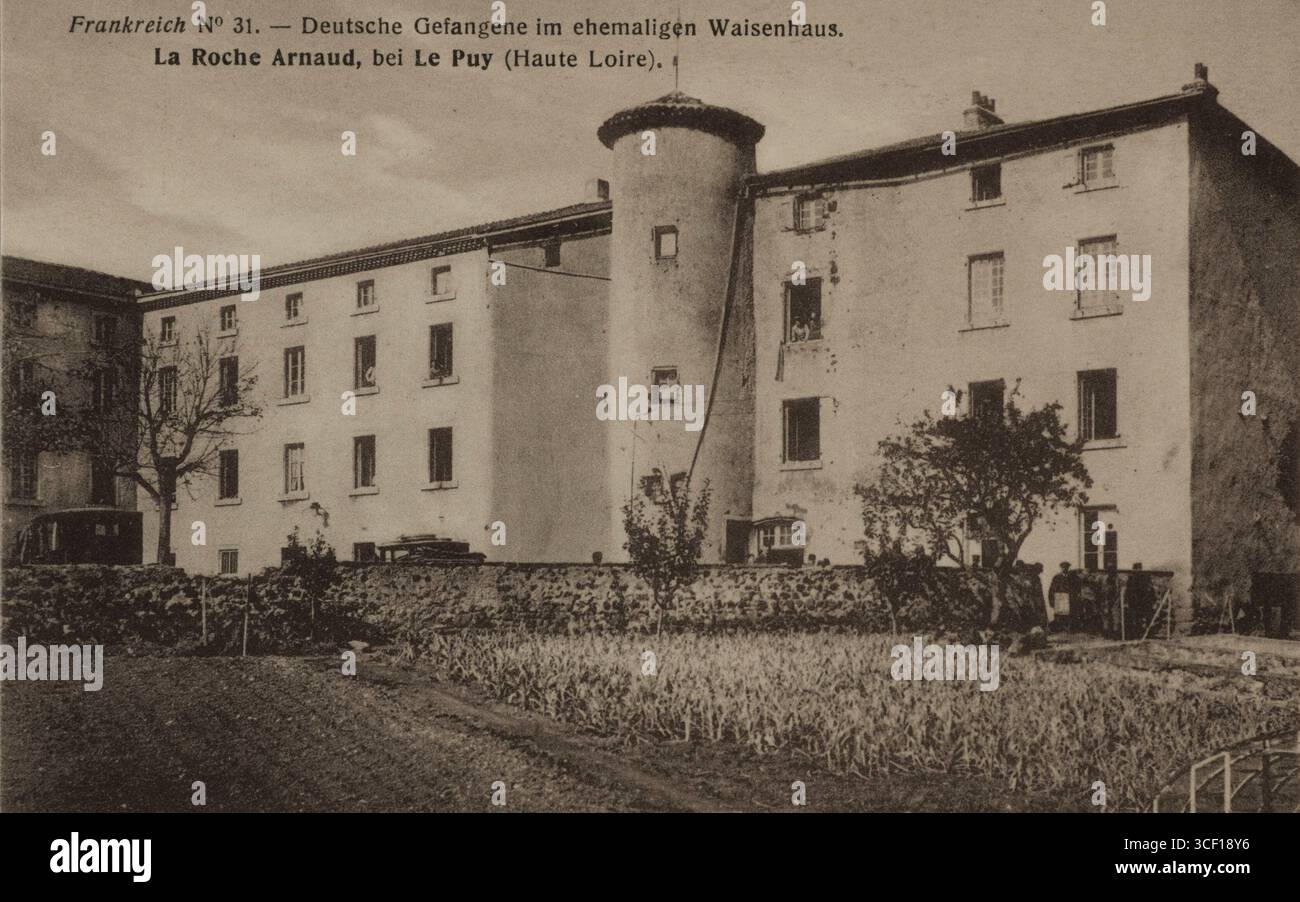 Un ex orfanotrofio, la Roche Arnaud, che ora ospita prigionieri di guerra tedeschi a le Puy, in Francia durante la prima guerra mondiale. La foto cattura la struttura, inclusa una torre rotonda. La data è sconosciuta, dal 1914 al 1918. Foto Stock