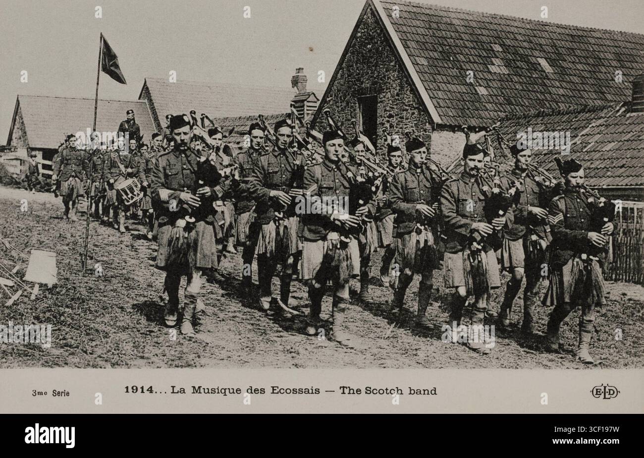 Questa cartolina di propaganda della prima guerra mondiale mostra un corpo militare scozzese di pipa e tamburi che marciano attraverso un villaggio francese nel 1914. Foto Stock Questa cartolina di propaganda della prima guerra mondiale mostra un corpo militare scozzese di pipa e tamburi che marciano attraverso un villaggio francese nel 1914. Foto Stock