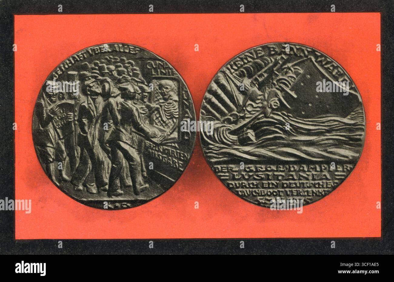 Questa cartolina propagandistica della prima guerra mondiale presenta una medaglia che commemora l'azione navale tedesca che affondò la RMS Lusitania il 7 maggio 1915, uccidendo 1.198 persone. La medaglia mostra vari messaggi, tra cui slogan anti-contrabbando e immagini dell'affondamento della nave, mostrando la visione tedesca dell'incidente. Foto Stock