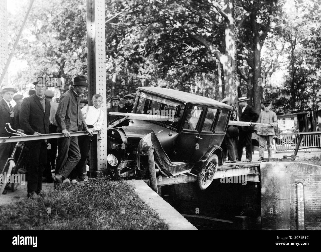 Un incidente d'auto su un ponte stretto a Zwolle, Paesi Bassi, nel 1922. L'incidente si è verificato su un tratto di strada impegnativo in un'area densamente costruita. Foto Stock