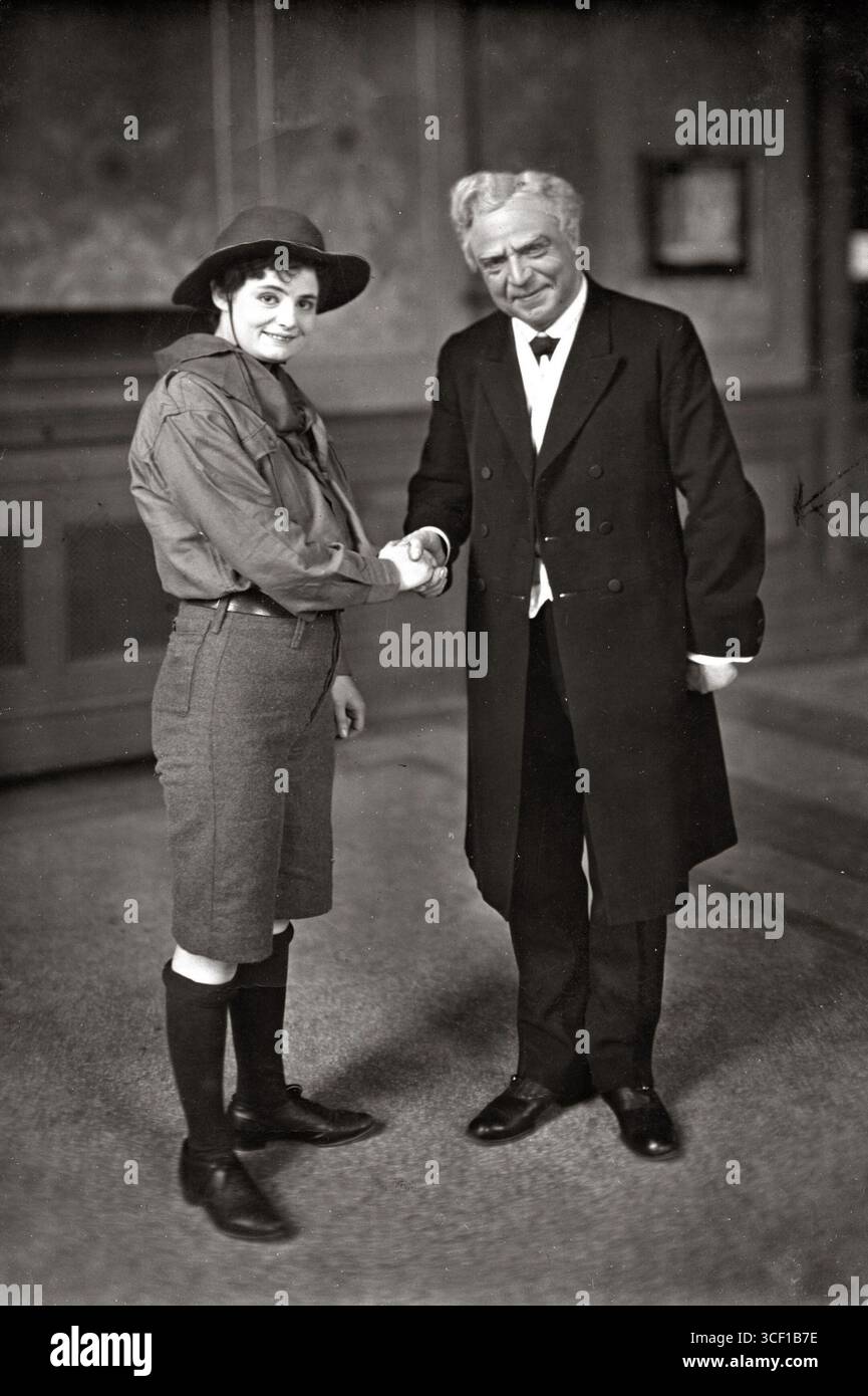 Greta Lobo-Braakensiek è mostrata in un'uniforme da scout nella commedia *Spring Clouds* del 1914, sottolineando i suoi diversi ruoli sul palco durante l'inizio del XX secolo. Foto Stock