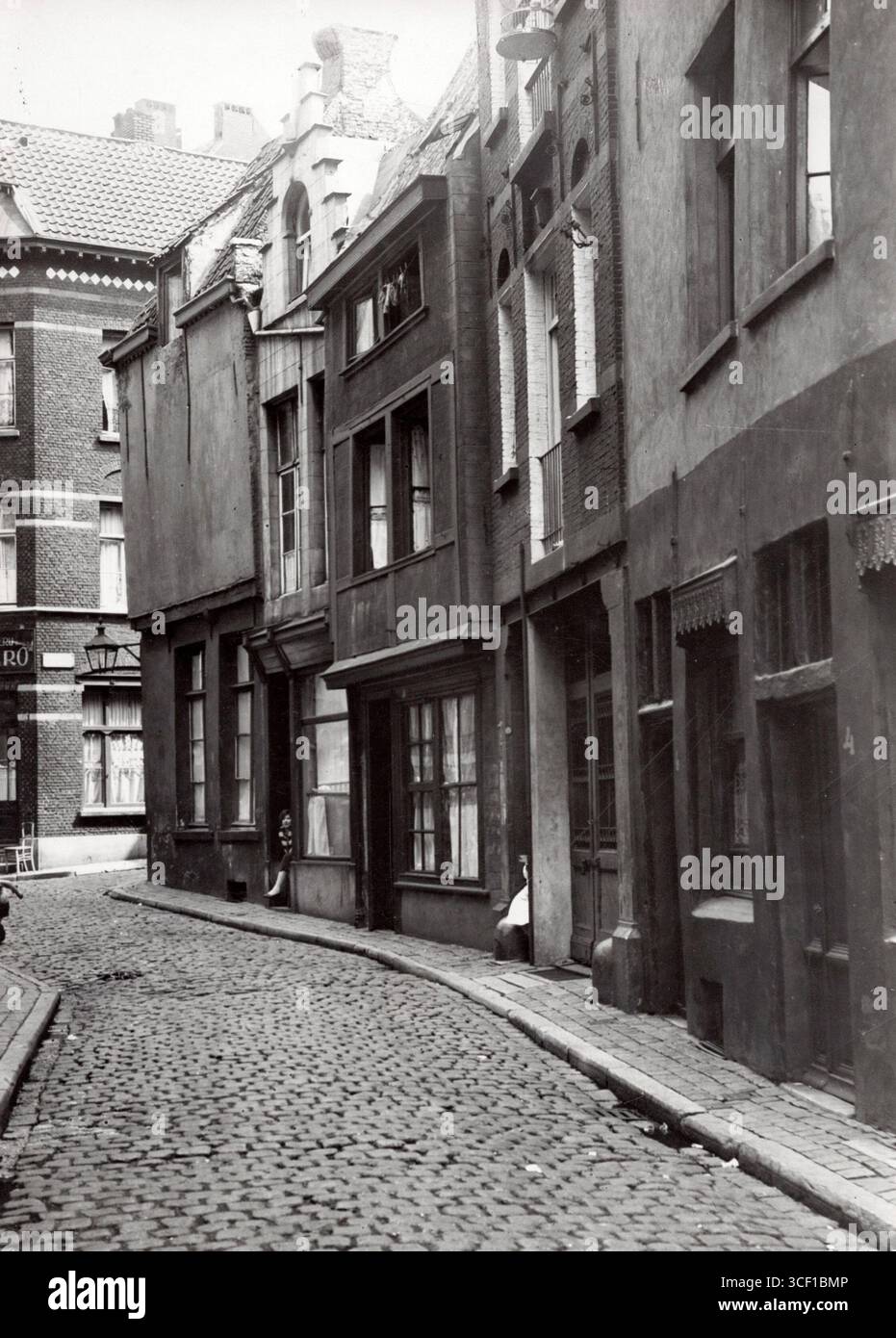 Una foto del 1929 del Seaman's Quarter "de Kaai" ad Anversa, Belgio. Le donne di "virtù facile" aspettano i clienti seduti alle porte delle loro taverne. Foto Stock
