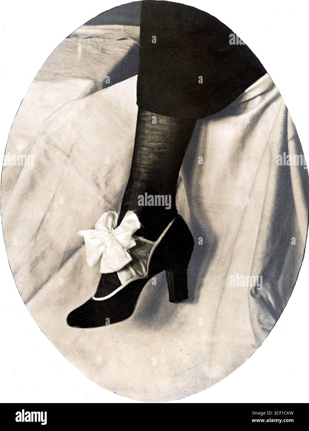Una cartolina della moda tedesca del 1915 che mostra una scarpa da sera in velluto con un fiocco. Il design riflette lo stile delle calzature tedesche del periodo. Foto Stock