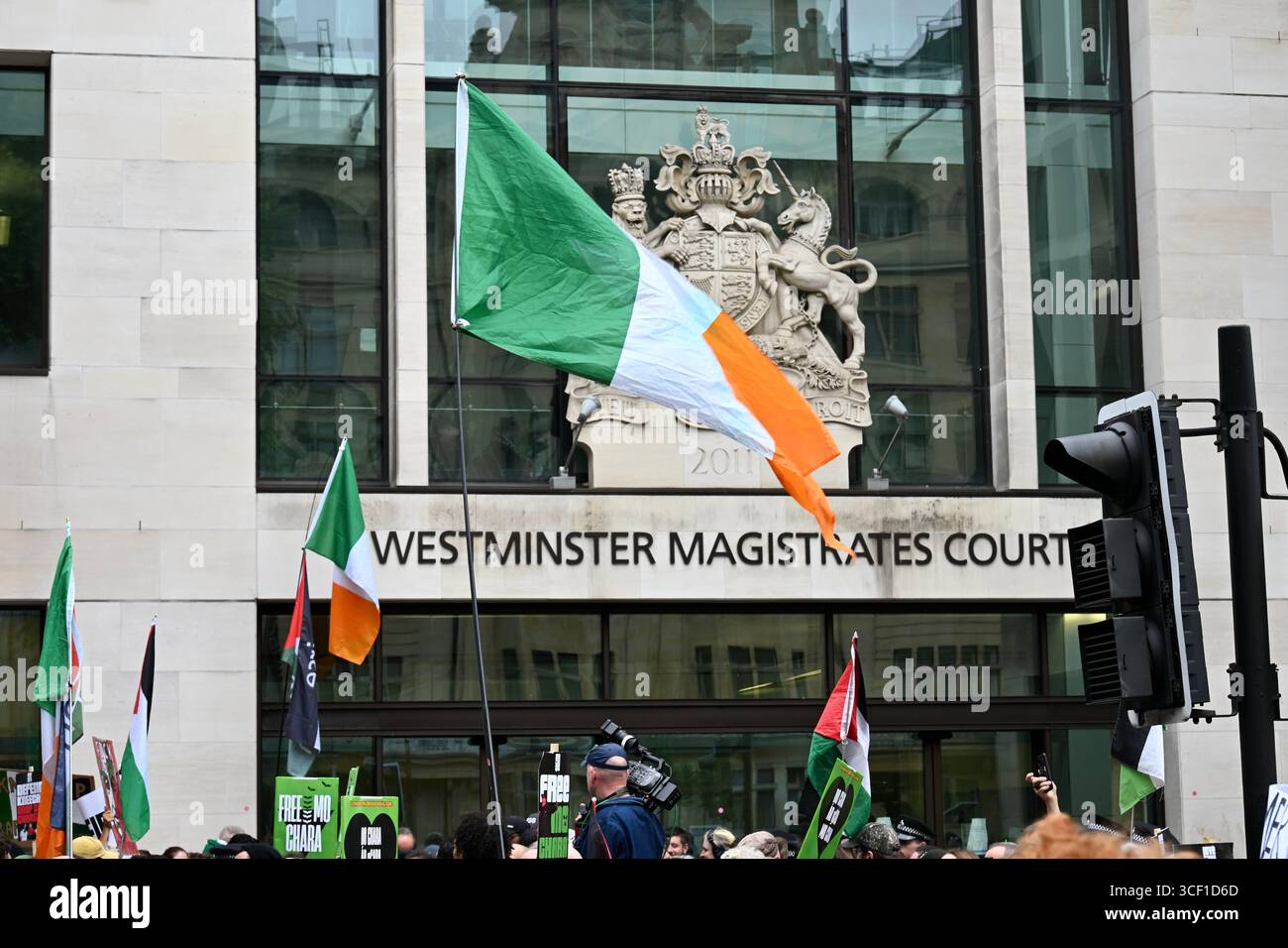 Londra, Regno Unito. La bandiera irlandese vola fuori dalla Westminster Magistrates Court. Mo Chara ( Liam og o hAnnaidh) del gruppo hip hop irlandese Kneecap apparve alla Westminster Magistrates Court accusato di aver esposto una bandiera Hezbollah in un concerto a Londra. Crediti: michael melia/Alamy Live News Foto Stock