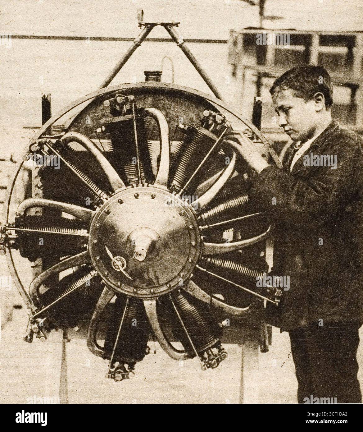 Ad Amsterdam, durante la prima guerra mondiale, un motore Gnome viene assemblato per un aereo Spyker presso la fabbrica di aeroplani "Trompenburg". Il motore Gnome era un motore rotativo utilizzato negli aerei da combattimento durante la guerra. Foto Stock