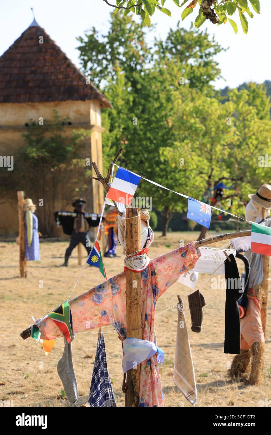 Meyrals Scarecrow Festival. Ogni estate a luglio, il Meyrals Scarecrow Festival si svolge nella regione del Périgord Noir del dipartimento della Dordogna in Foto Stock