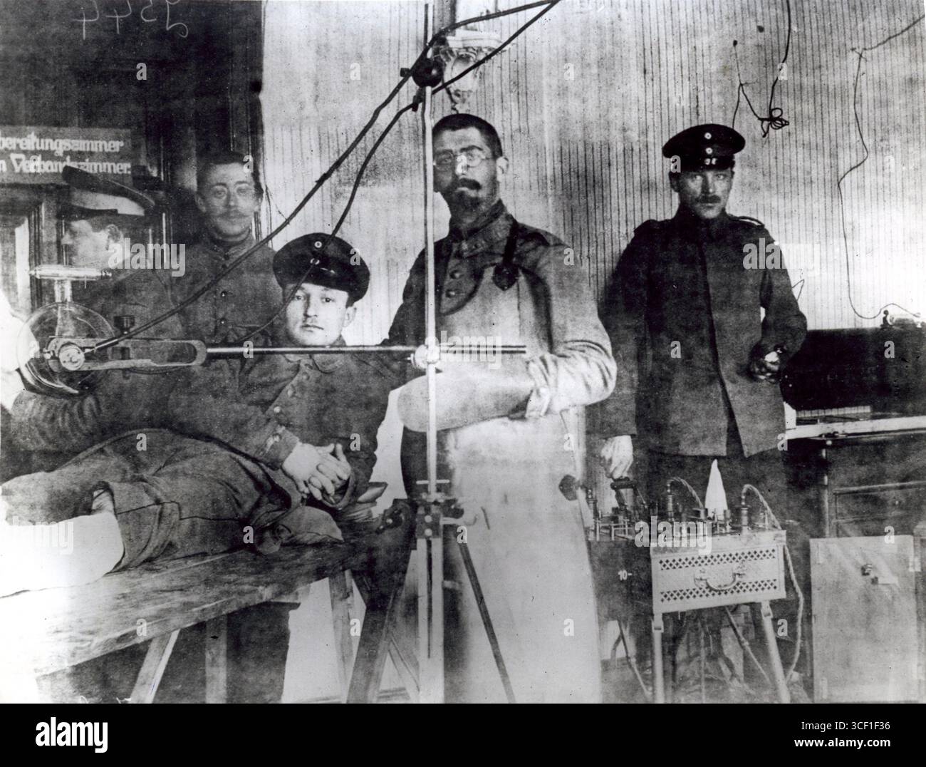 Una stazione radiologica allestita in un ospedale da campo tedesco durante la prima guerra mondiale la posizione rimane non identificata. La foto evidenzia l'uso precoce della tecnologia a raggi X nel trattamento dei soldati feriti. Foto Stock