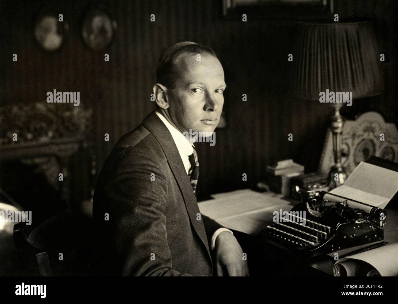 J. Thomassen à Thuessink van der Hoop, il primo aviatore a stabilire un collegamento aereo tra i Paesi Bassi e le Indie orientali olandesi, è mostrato in una fotografia del 1928 alla sua scrivania. Fu un pioniere nell'aviazione tra Amsterdam e Batavia (ora Giacarta). Foto Stock