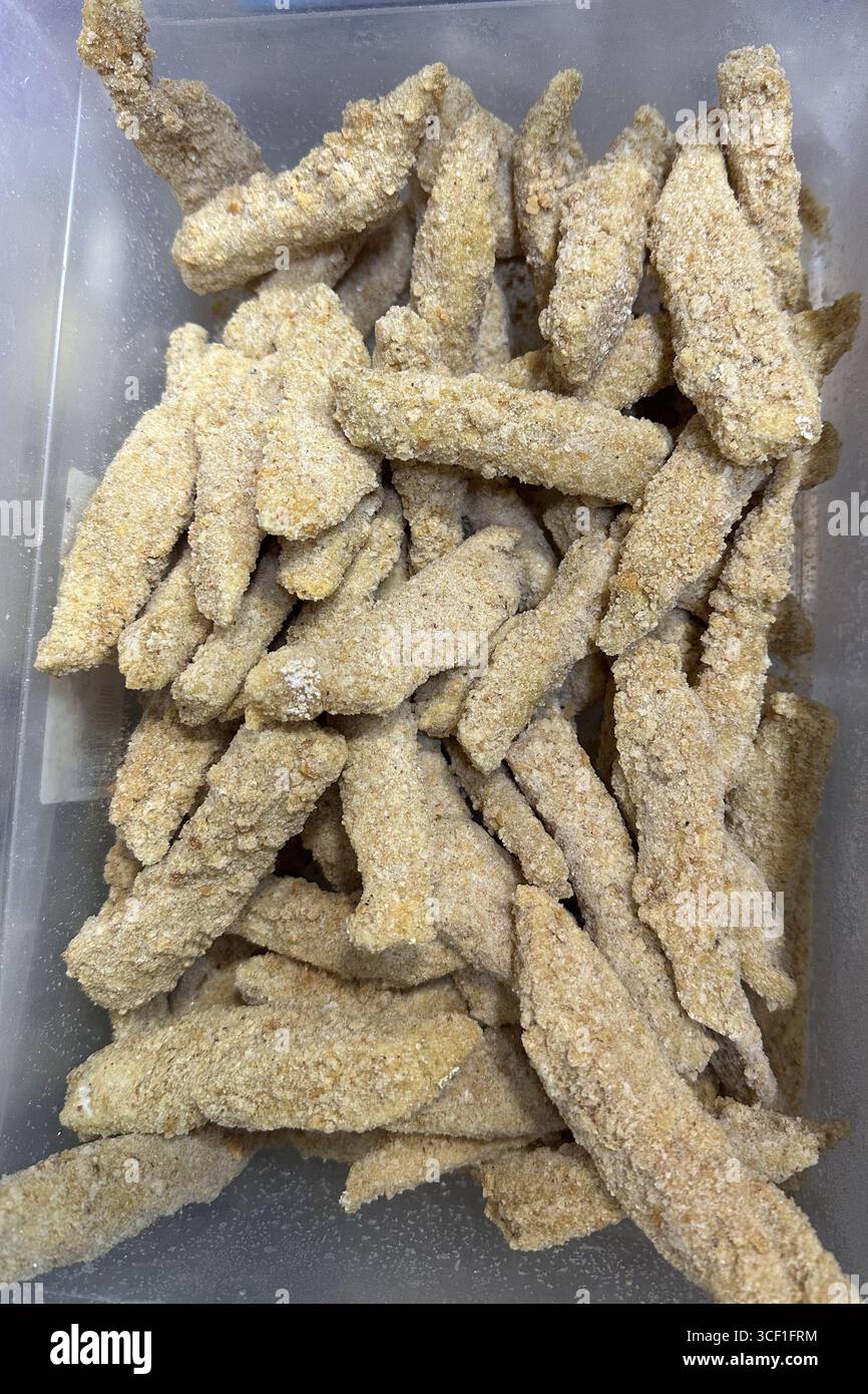 pepite di pesce impanate fresche in frigo. Foto Stock