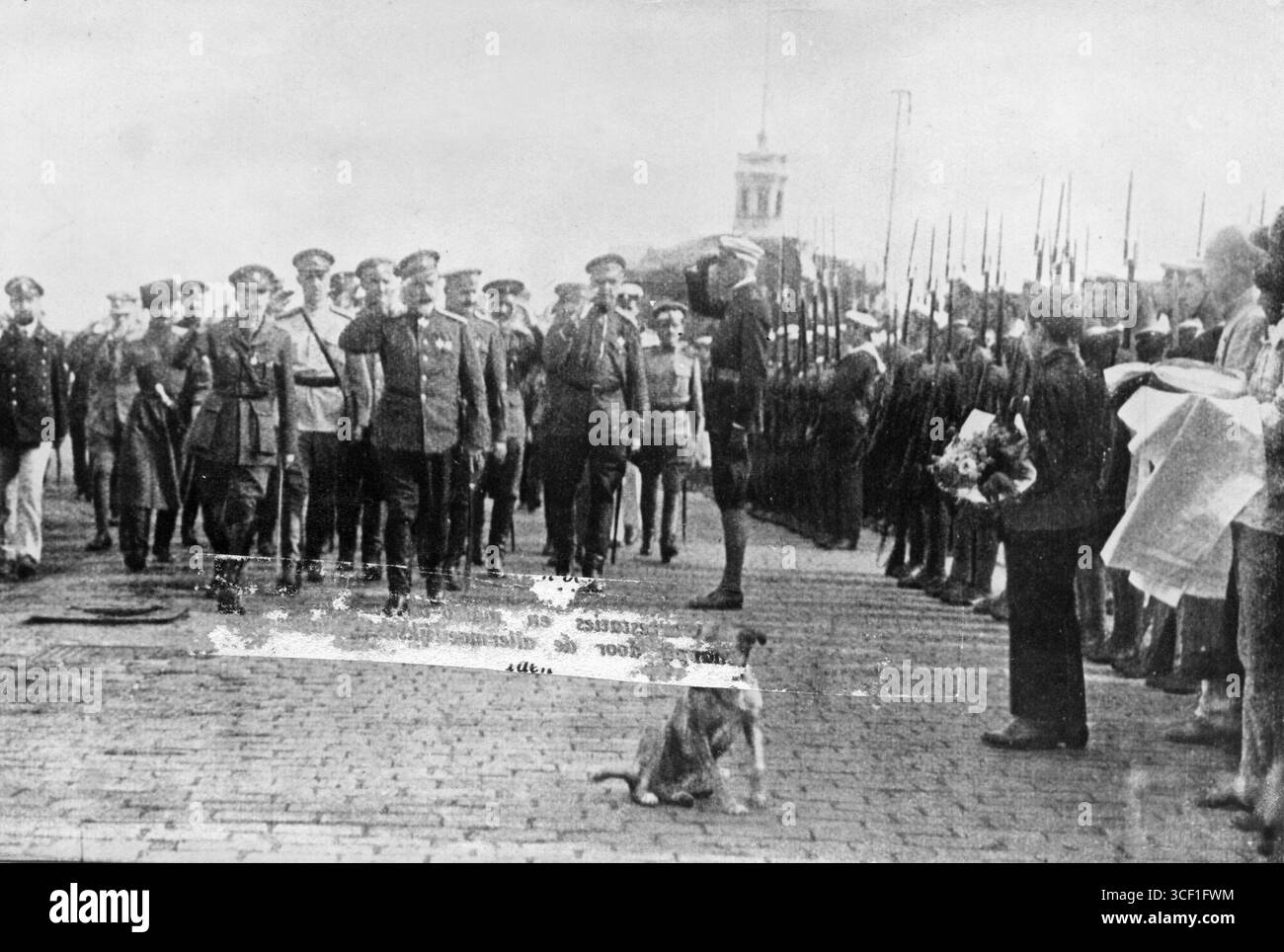 Il generale Anton Denikin guida le sue truppe anti-rivoluzionarie dell'esercito bianco a Odessa nel 1918, con un ragazzo che aspetta con i fiori e un cane seduto per strada. Foto Stock
