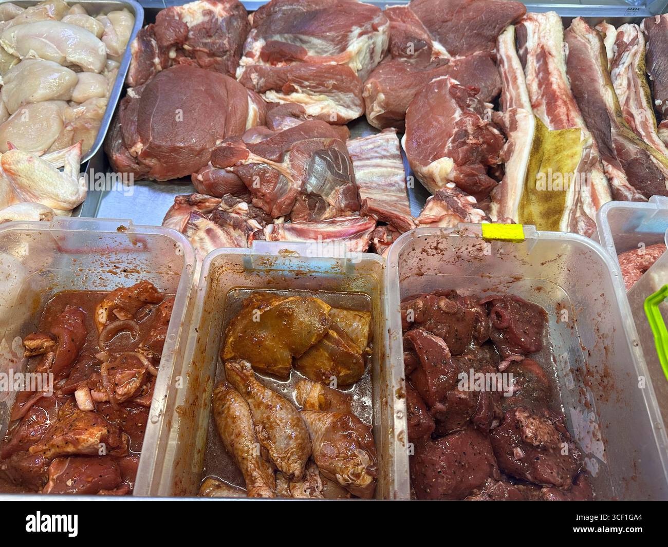 carne fresca, shashlik di maiale in varie marinate. Foto Stock