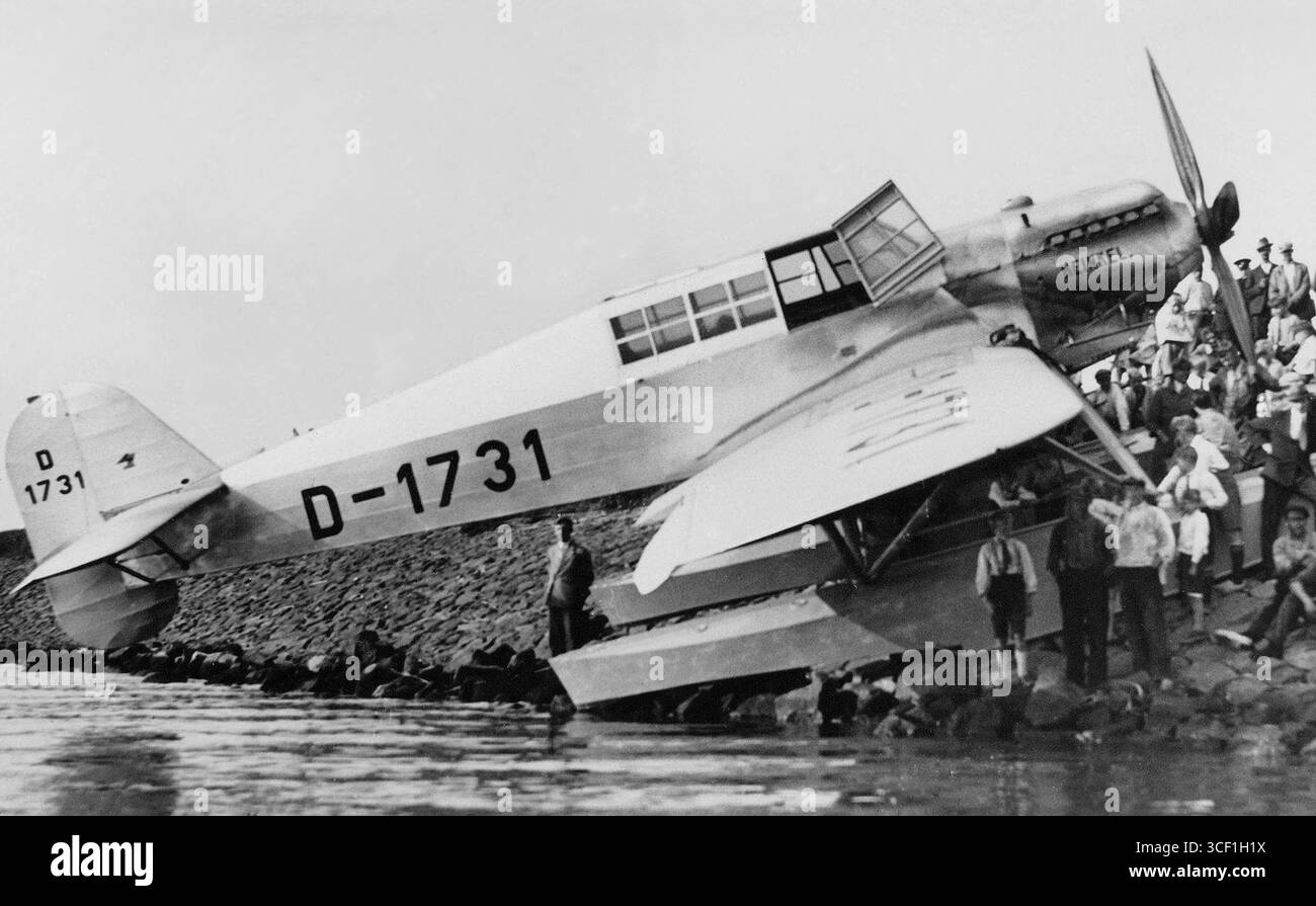 Un Heinkel He.10 della Deutsche Verkehrsflieger Schule (DVS), con registrazione D-1731, fotografò giacendo su rocce basaltiche a Schellingwoude vicino ad Amsterdam, a seguito di un incidente nel 1927. Foto Stock