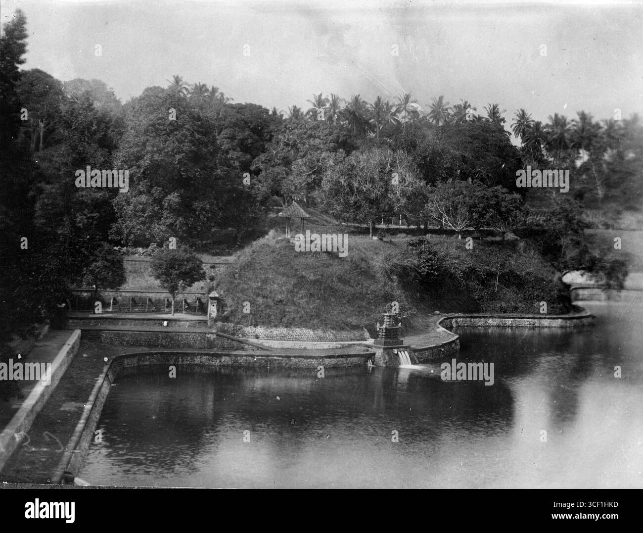 Un altro bacino idrico in Indonesia (ex Indie orientali olandesi), datato tra il 1880 e il 1910, che mostra le infrastrutture coloniali e la gestione delle acque. Foto Stock