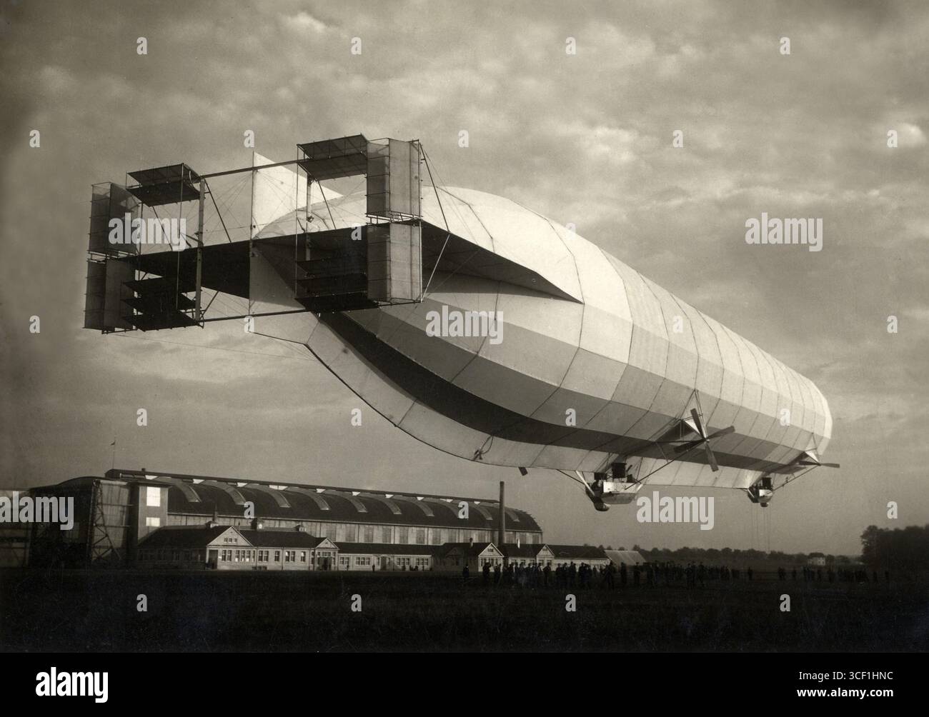 Lo zeppelin tedesco LZ 10 Schwaben, consegnato nel 1911. Questo dirigibile è caratterizzato da uno sterzo e da un controllo dell'altitudine dei primi anni dell'era zeppelin. Foto Stock