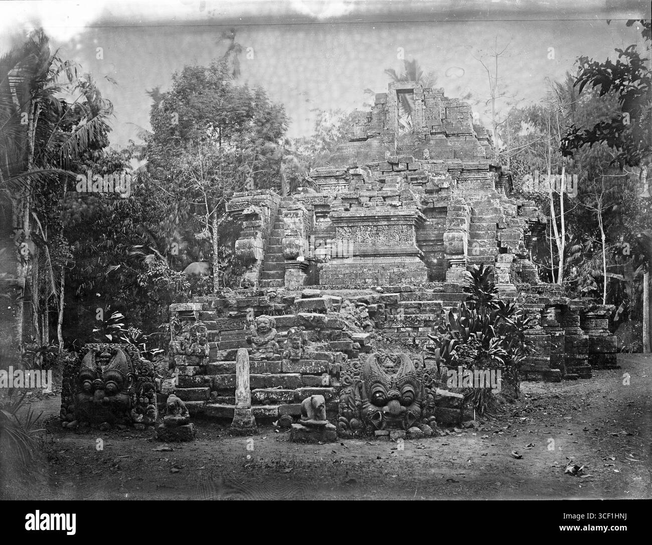 Un tempio indù in rovina a Giava, Indonesia (ex Indie orientali olandesi), con un linga centrale, fotografato tra il 1880 e il 1910. Posizione sconosciuta. Foto Stock
