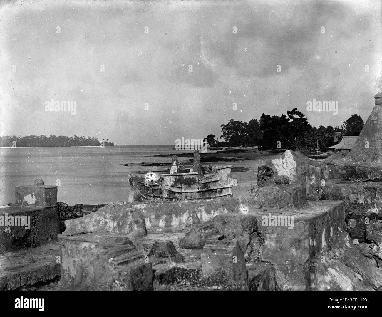 Un tempio sull'acqua in Indonesia (ex Indie orientali olandesi), luogo sconosciuto, preso tra il 1880 e il 1910. Foto Stock