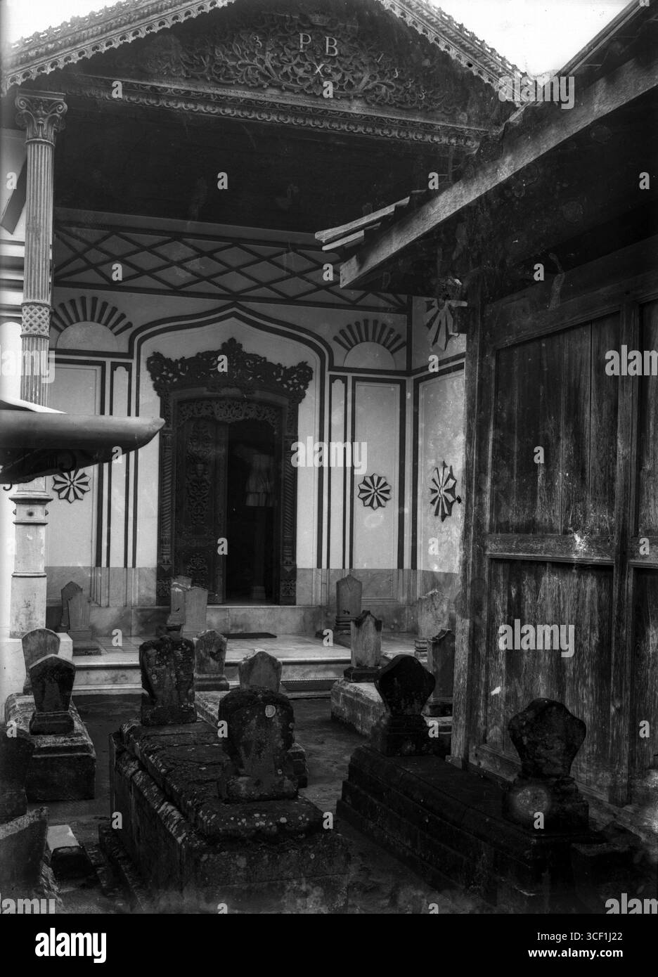 Tombe islamiche in una sala con l'iscrizione "1903 P.B.X. 1833". Posizione sconosciuta (forse Surakarta), Indie orientali olandesi [Indonesia], 1903-1910. Foto Stock