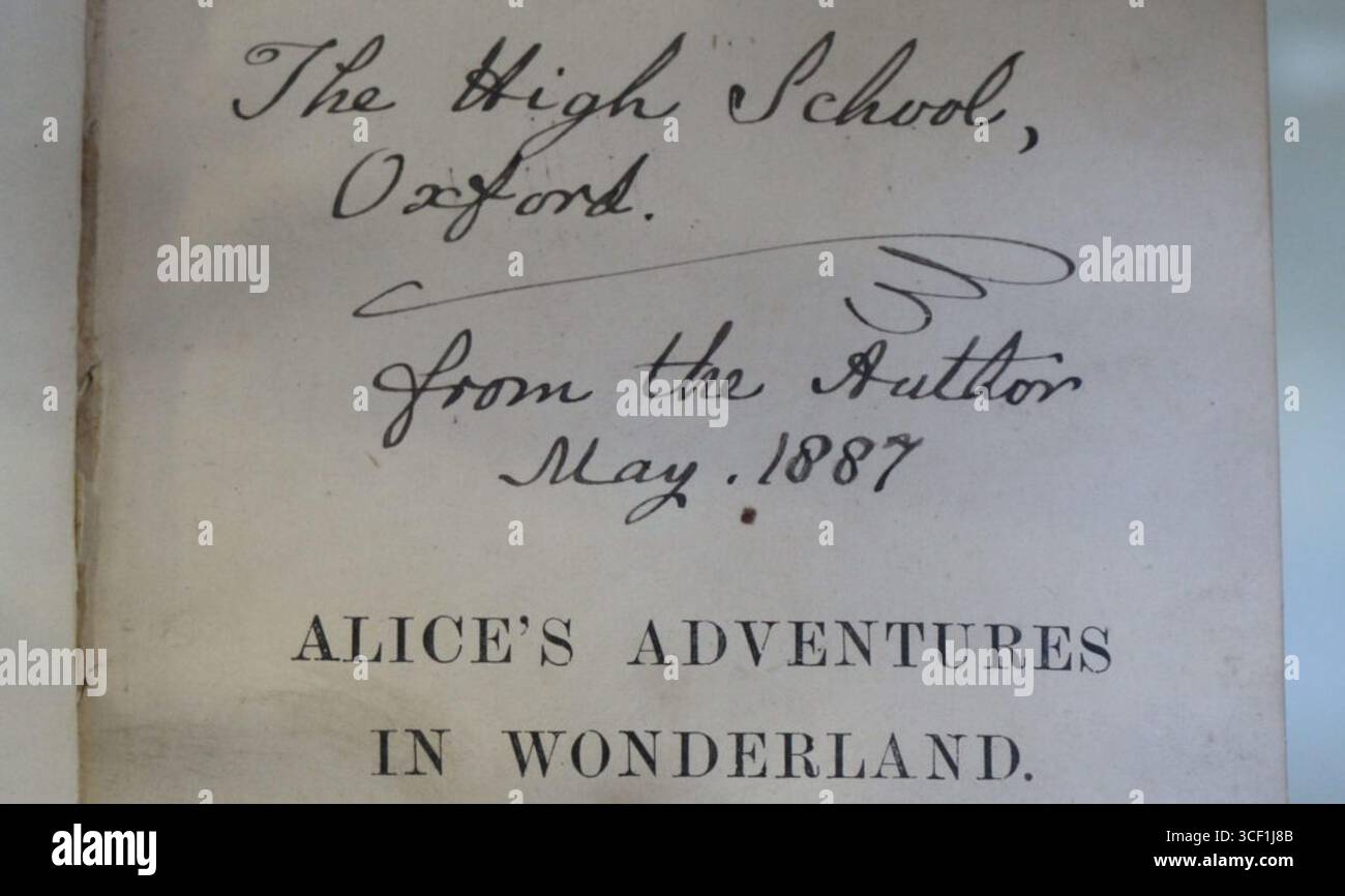 Una copia firmata di "Alice nel Paese delle meraviglie" consegnata alla Oxford High School for Girls sotto la guida di Lucy Soulsby. Il libro è stato presentato alla scuola nel maggio 1887, riflettendo l'impegno della scuola per l'educazione letteraria. Foto Stock