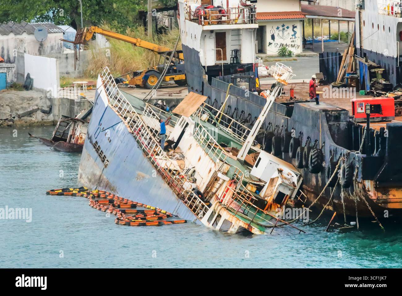 Colón, Panama - 6 aprile 2017: Navi abbandonate e incagliate si deteriorano nel porto di Colón vicino all'ingresso caraibico del Canale di Panama. Foto Stock