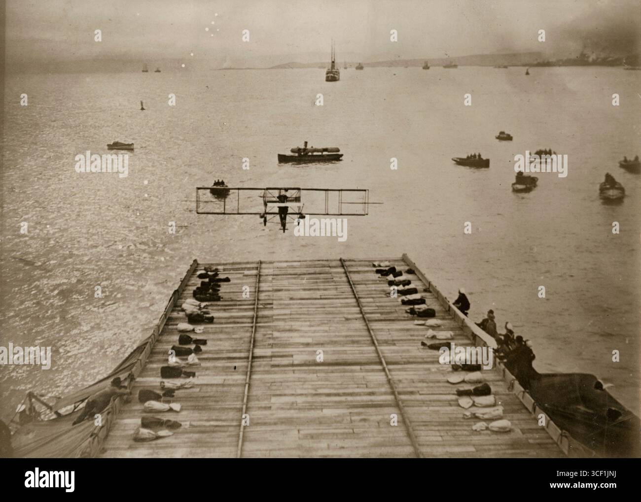Nel 1911, l'aviatore Eugene Ely atterra sul ponte della USS Pennsylvania, segnando un momento significativo nella storia dell'aviazione navale. Foto Stock