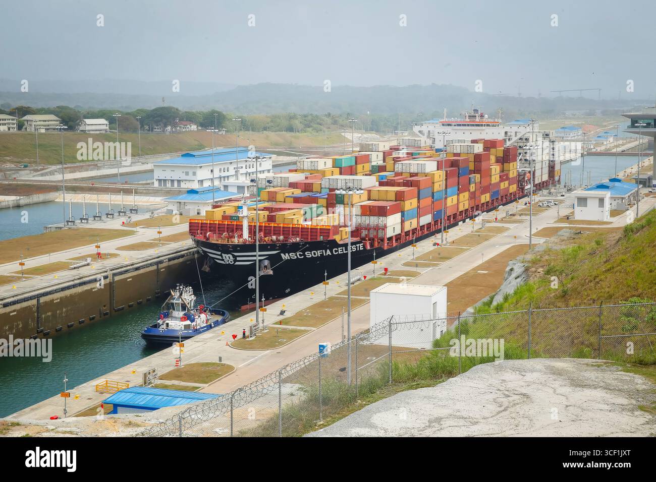 Colón, Panama - 6 aprile 2017: Viste dal nuovo sistema di chiuse Gatun lungo il canale di Panama, che mostra l'infrastruttura ampliata. Foto Stock