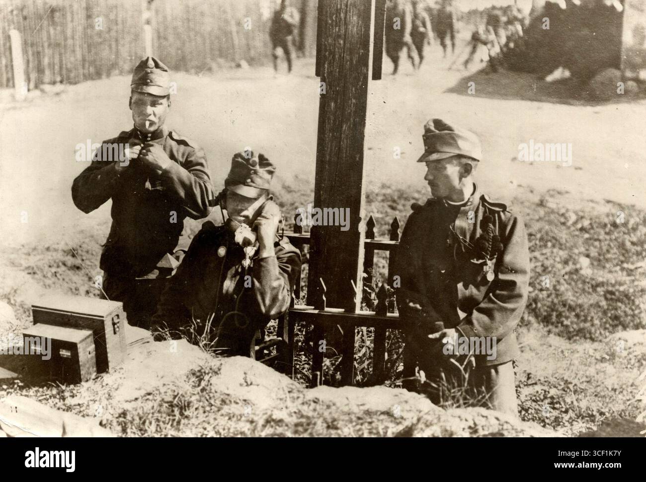 Nel 1914, tre soldati austriaci sono stati fotografati con un telefono di campo durante la prima guerra mondiale. Questa immagine evidenzia gli sforzi di comunicazione sul campo di battaglia e il coordinamento militare. Foto Stock