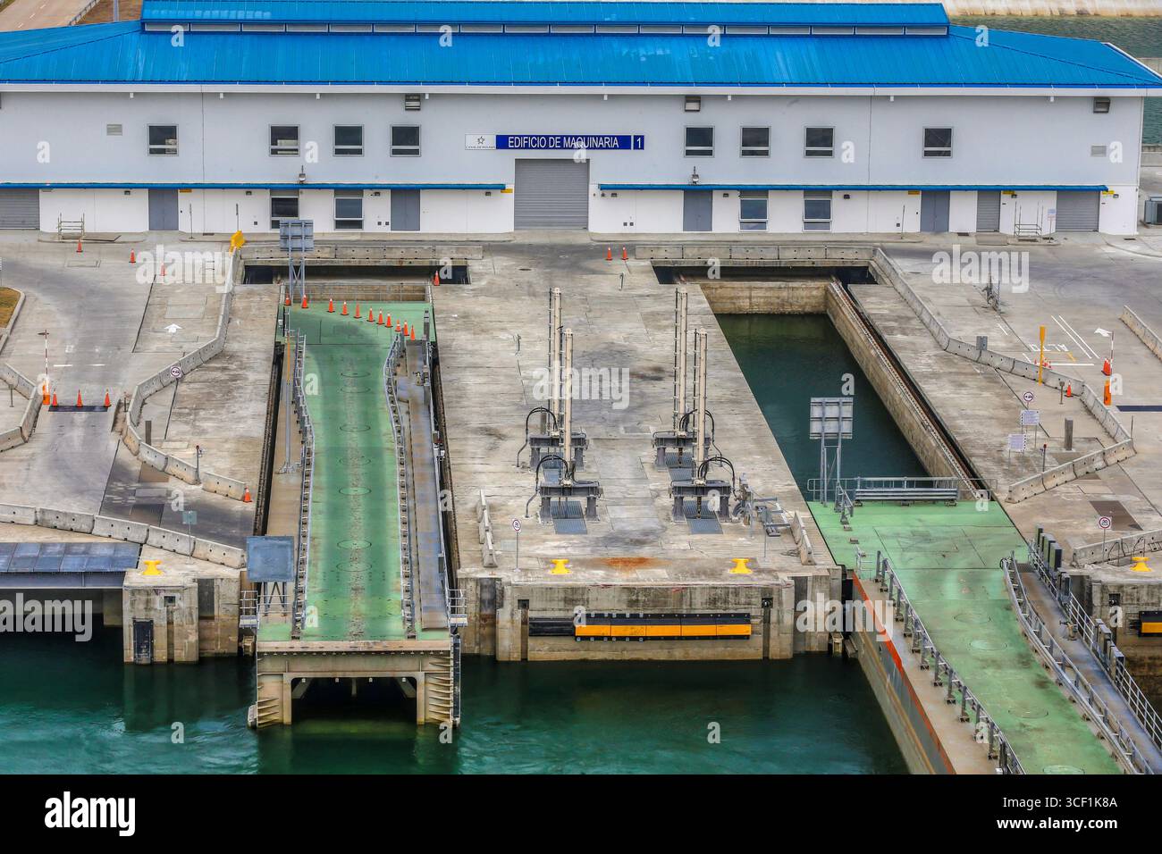 Colón, Panama - 6 aprile 2017: Viste dal nuovo sistema di chiuse Gatun lungo il canale di Panama, che mostra l'infrastruttura ampliata. Foto Stock