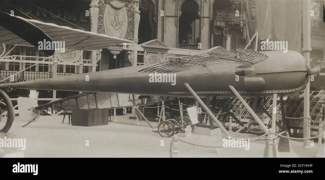 Il monoplano francese Morane corazzato, un aereo militare francese, è esposto al Paris Air Show del 1912 in Francia, mostrando le prime tecnologie dell'aviazione. Foto Stock