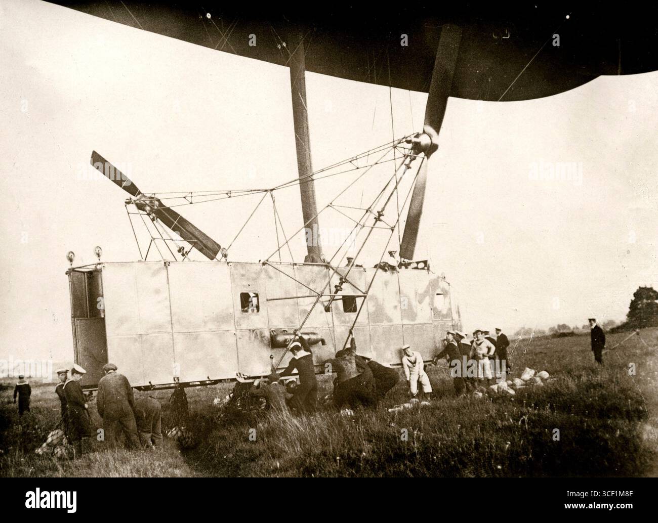 Prima guerra mondiale, guerra aerea. La gondola sotto uno Zeppelin francese nel 1915. Foto Stock