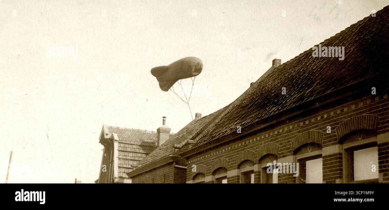 Un pallone d'osservazione francese è visto sopra IJmuiden, Paesi Bassi, durante la prima guerra mondiale nel 1918, fornendo ricognizione aerea. Foto Stock