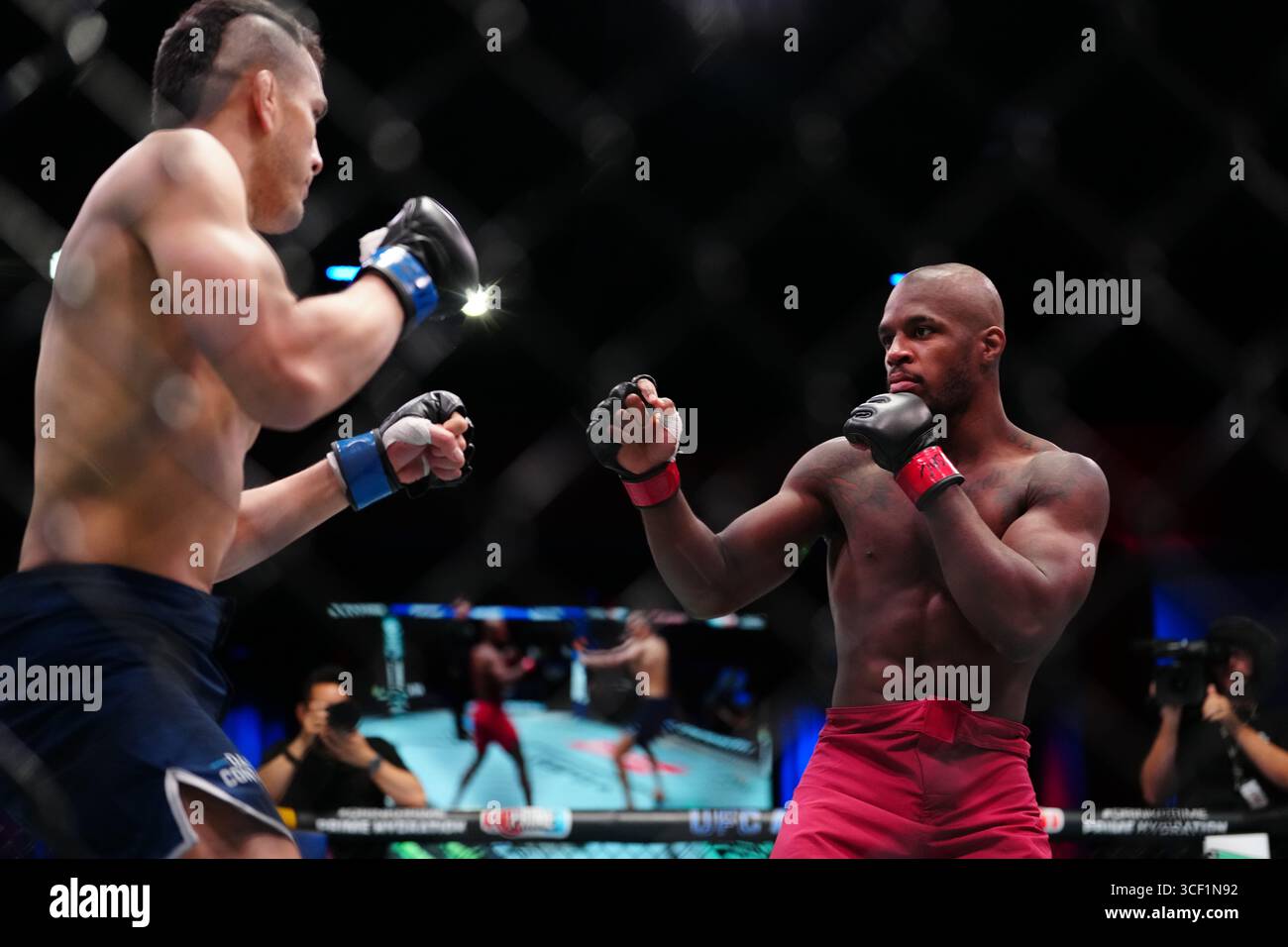 Las Vegas, Nevada, Stati Uniti. 19 agosto 2025. LAS VEGAS, NV - 19 agosto: Brandon Holmes e Cam Rowston si incontrano nell'ottagono per un incontro di 3 round a UFC Apex per UFC - DWCS - Dana White Contender Series EP. 2 il 19 agosto 2025 a Las Vegas, Nevada, Stati Uniti. (Foto di Louis Grasse/PxImages) credito: PX Images/Alamy Live News Foto Stock