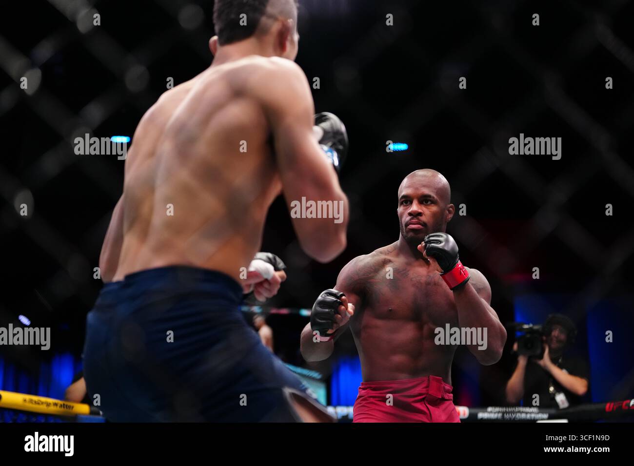 Las Vegas, Nevada, Stati Uniti. 19 agosto 2025. LAS VEGAS, NV - 19 agosto: Brandon Holmes e Cam Rowston si incontrano nell'ottagono per un incontro di 3 round a UFC Apex per UFC - DWCS - Dana White Contender Series EP. 2 il 19 agosto 2025 a Las Vegas, Nevada, Stati Uniti. (Foto di Louis Grasse/PxImages) credito: PX Images/Alamy Live News Foto Stock