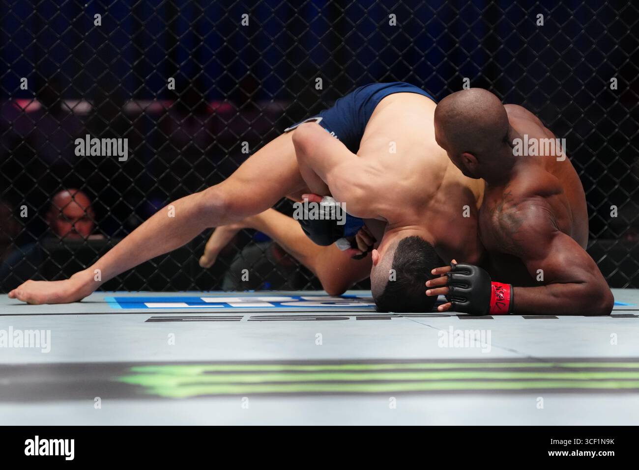 Las Vegas, Nevada, Stati Uniti. 19 agosto 2025. LAS VEGAS, NV - 19 agosto: Brandon Holmes e Cam Rowston si incontrano nell'ottagono per un incontro di 3 round a UFC Apex per UFC - DWCS - Dana White Contender Series EP. 2 il 19 agosto 2025 a Las Vegas, Nevada, Stati Uniti. (Foto di Louis Grasse/PxImages) credito: PX Images/Alamy Live News Foto Stock