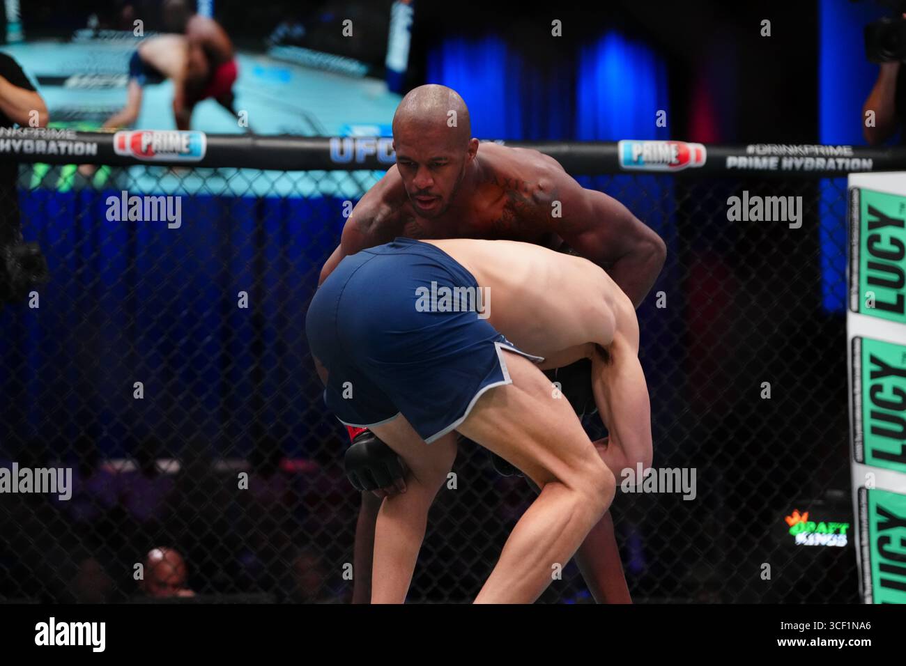 Las Vegas, Nevada, Stati Uniti. 19 agosto 2025. LAS VEGAS, NV - 19 agosto: Brandon Holmes e Cam Rowston si incontrano nell'ottagono per un incontro di 3 round a UFC Apex per UFC - DWCS - Dana White Contender Series EP. 2 il 19 agosto 2025 a Las Vegas, Nevada, Stati Uniti. (Foto di Louis Grasse/PxImages) credito: PX Images/Alamy Live News Foto Stock