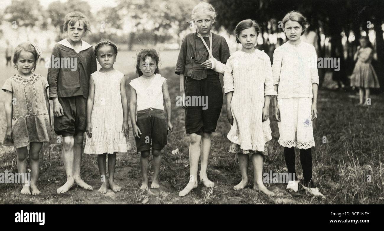 Nel 1919, si vedono bambini tedeschi denutriti, una conseguenza delle carenze alimentari causate dalla prima guerra mondiale Foto Stock
