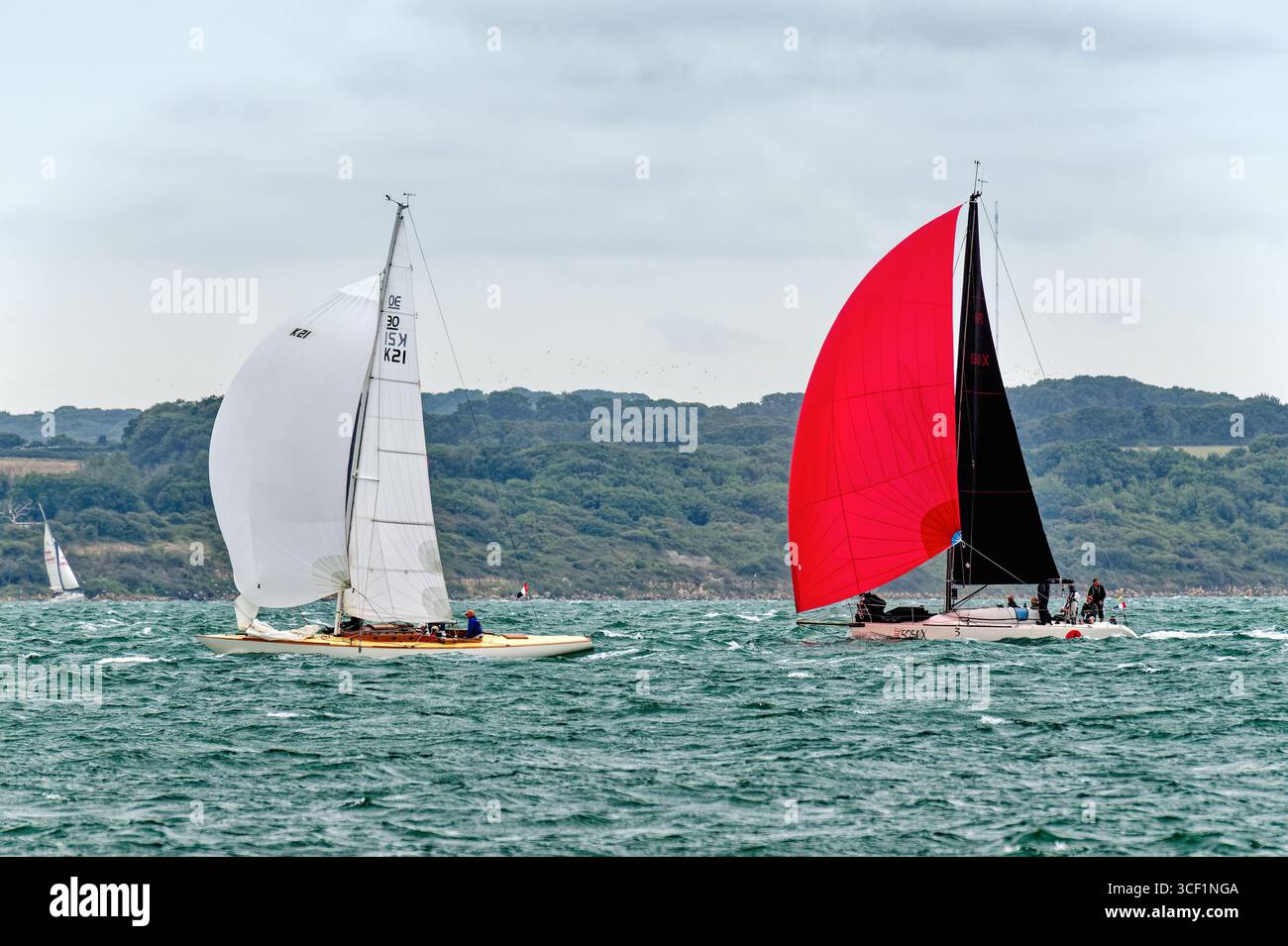 Yacht con vele colorate che partecipano a una gara della settimana di Cowes sul Solent al largo dell'Isola di Wight in una ventosa giornata estiva vista da Lepe Hampshire Regno Unito Foto Stock