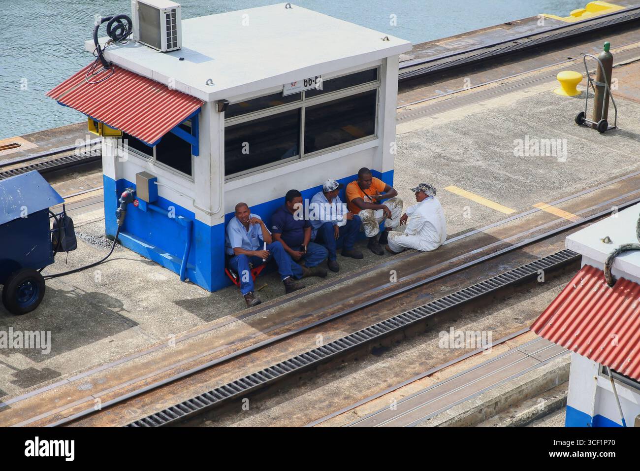 Canale di Panama, Panama – 6 aprile 2017: I lavoratori portuali e l'equipaggio delle navi marine gestiscono le operazioni di transito attraverso il Canale di Panama. Foto Stock