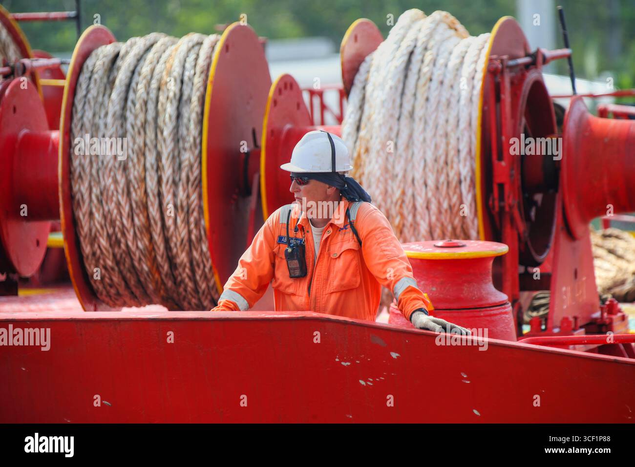 Canale di Panama, Panama – 6 aprile 2017: I lavoratori portuali e l'equipaggio delle navi marine gestiscono le operazioni di transito attraverso il Canale di Panama. Foto Stock