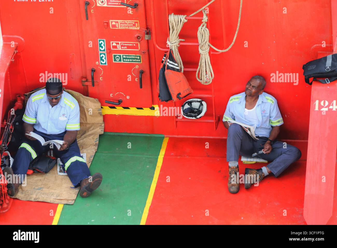Canale di Panama, Panama – 6 aprile 2017: I lavoratori portuali e l'equipaggio delle navi marine gestiscono le operazioni di transito attraverso il Canale di Panama. Foto Stock