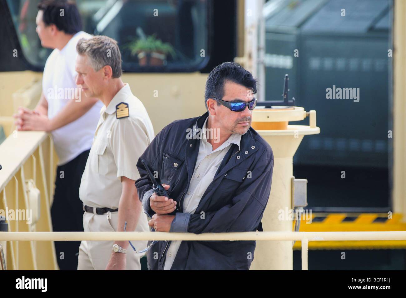 Canale di Panama, Panama – 6 aprile 2017: I lavoratori portuali e l'equipaggio delle navi marine gestiscono le operazioni di transito attraverso il Canale di Panama. Foto Stock