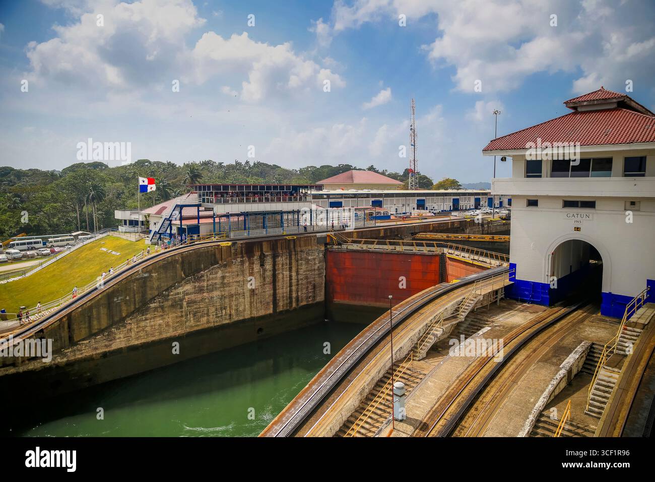 Canale di Panama, Panama - 6 aprile 2017: Attività portuale industriale, traffico marittimo e paesaggi circostanti mentre le navi navigano attraverso la storica Pa Foto Stock
