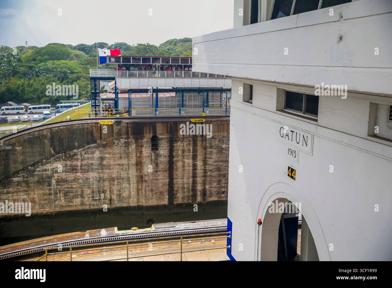 Canale di Panama, Panama - 6 aprile 2017: Attività portuale industriale, traffico marittimo e paesaggi circostanti mentre le navi navigano attraverso la storica Pa Foto Stock