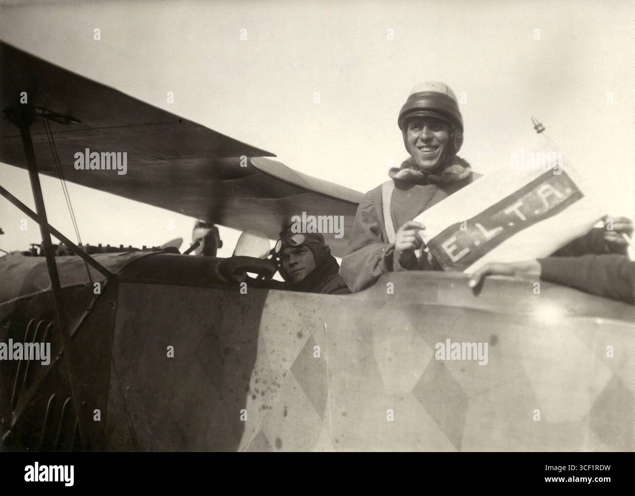 Un paracadutista che salta da un aereo alla prima esposizione dell'aviazione (ELTA) ad Amsterdam, Paesi Bassi, dal 1° agosto al 14 settembre 1919. Foto Stock