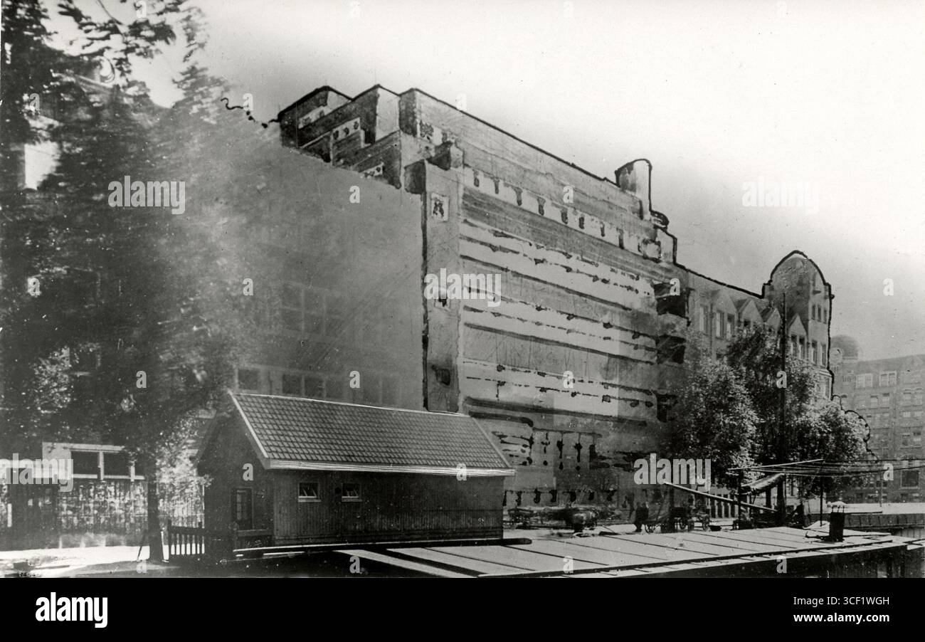 Esterno dell'ospedale Joodse invalide in De Kastelenstraat ad Amsterdam, 1924. La foto è fortemente ritoccata. Foto Stock