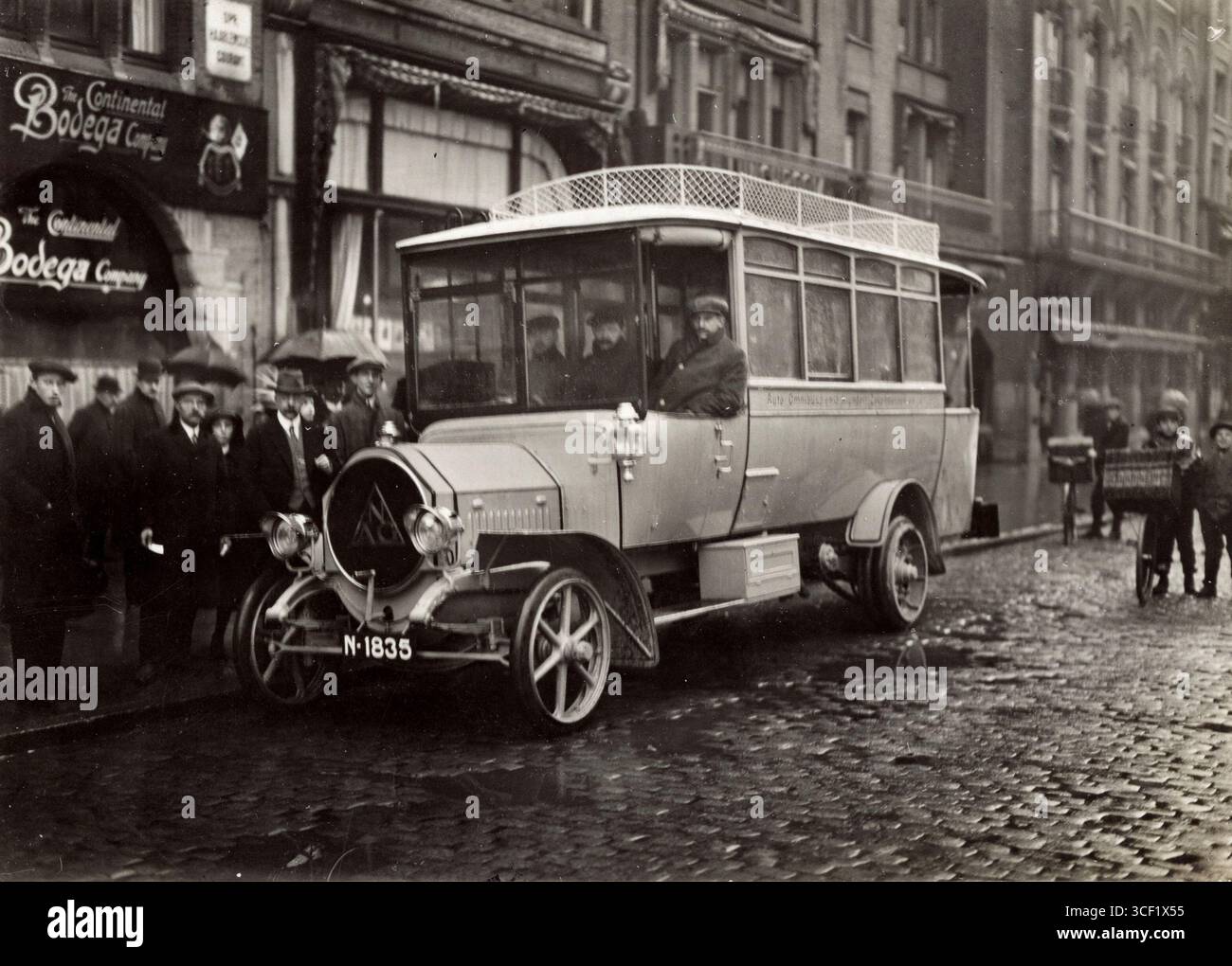 Un autobus con numero di registrazione N. 1835 del nuovo servizio auto-omnibus tra Klundert e Zevenbergen nel Brabante settentrionale, Paesi Bassi, nel 1913. Questa immagine cattura i primi giorni del servizio di autobus. Foto Stock