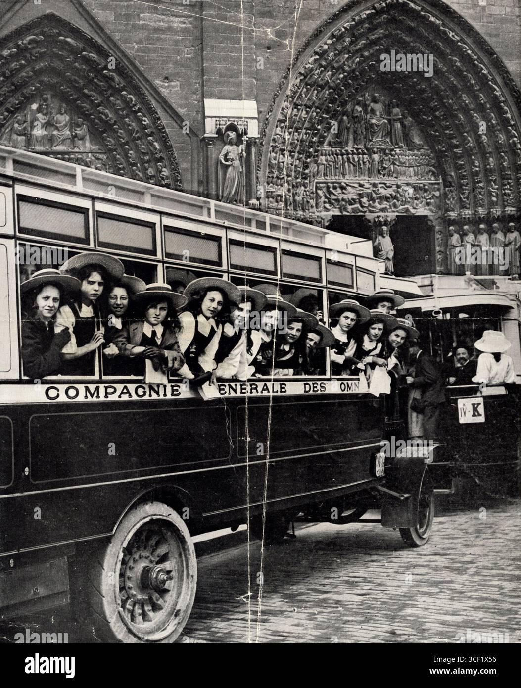 Nel 1912, 800 studentesse inglesi visitarono Parigi, viaggiando in un omnibus a motore dalla compagnie generale des Omnibuses. Si vedono visitare la cattedrale di Notre Dame. Foto Stock Nel 1912, 800 studentesse inglesi visitarono Parigi, viaggiando in un omnibus a motore dalla compagnie generale des Omnibuses. Si vedono visitare la cattedrale di Notre Dame. Foto Stock